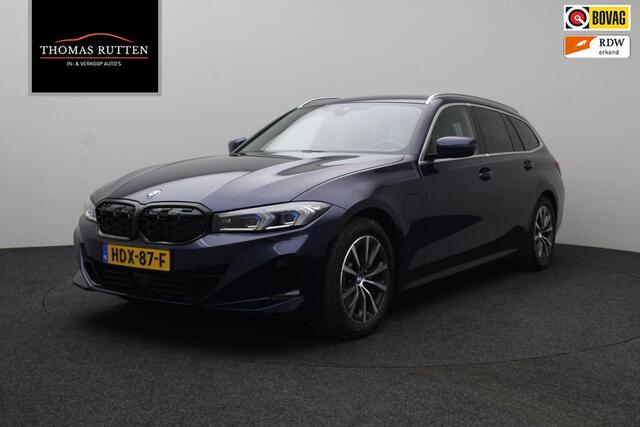 BMW 3-SERIE Touring 320e 2023 | Connected Services | Carplay | DAB Radio | Stuurverwarming | Adaptive Cruise Control | Boekjes | Keyless 2 Sleutels | Elektrische Trekhaak & Achterklep | Navigatie | Stuurwiel Bediening