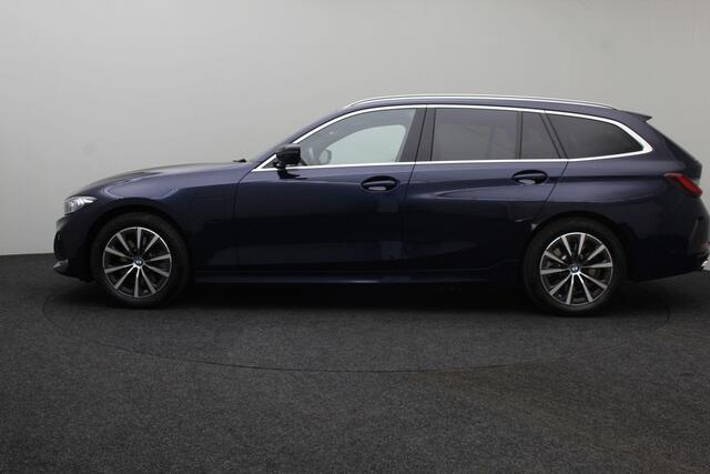 BMW 3-SERIE Touring 320e 2023 | Connected Services | Carplay | DAB Radio | Stuurverwarming | Adaptive Cruise Control | Boekjes | Keyless 2 Sleutels | Elektrische Trekhaak & Achterklep | Navigatie | Stuurwiel Bediening