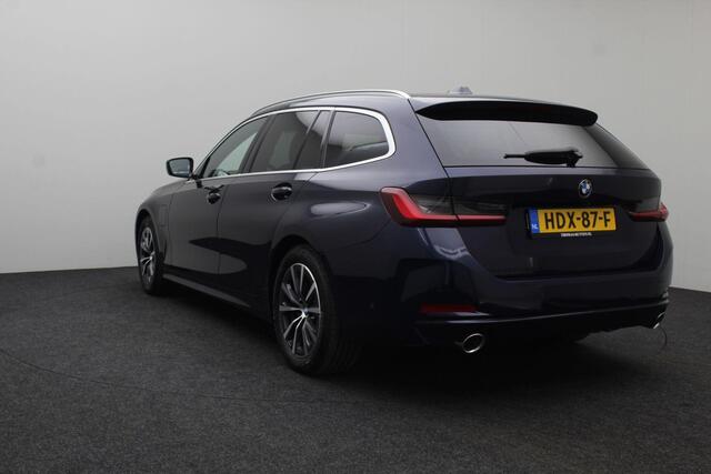 BMW 3-SERIE Touring 320e 2023 | Connected Services | Carplay | DAB Radio | Stuurverwarming | Adaptive Cruise Control | Boekjes | Keyless 2 Sleutels | Elektrische Trekhaak & Achterklep | Navigatie | Stuurwiel Bediening