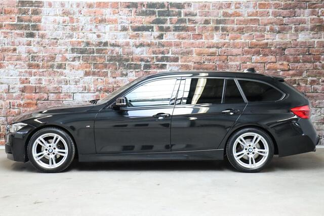 BMW 3-SERIE Touring 320i High Executive M Sport Pakket Automaat / Navigatiesysteem Professional / Trekhaak / Leder / Parkeersensoren / LED-koplampen / Stoelverwarming / Hifi / 18 Inch / Extra Getint Glas / Climate Control / Shadow Line