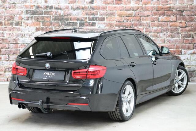 BMW 3-SERIE Touring 320i High Executive M Sport Pakket Automaat / Navigatiesysteem Professional / Trekhaak / Leder / Parkeersensoren / LED-koplampen / Stoelverwarming / Hifi / 18 Inch / Extra Getint Glas / Climate Control / Shadow Line