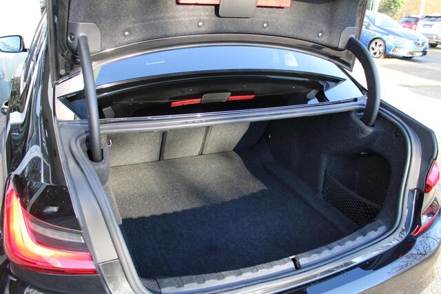 BMW 3-SERIE 320i High Executive Edition | M Sport Pakket | Adaptieve Cruise | Stoel en Stuurverwarming | PDC voor en achter | Harman Kardon