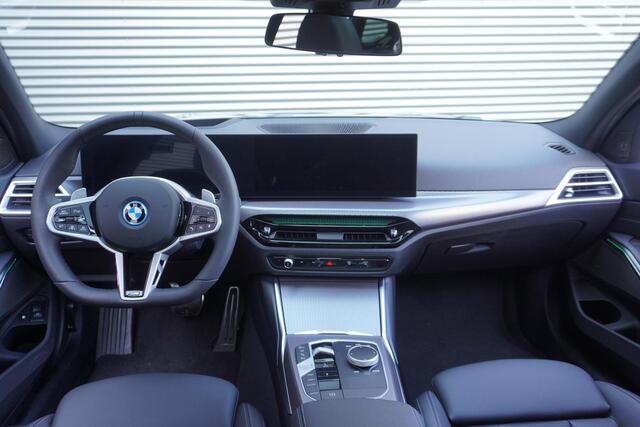 BMW 3-SERIE 330e Touring | M Sportpakket Pro | Innovation Pack | Comfort Pack | M Sport Edition | Individual Lak