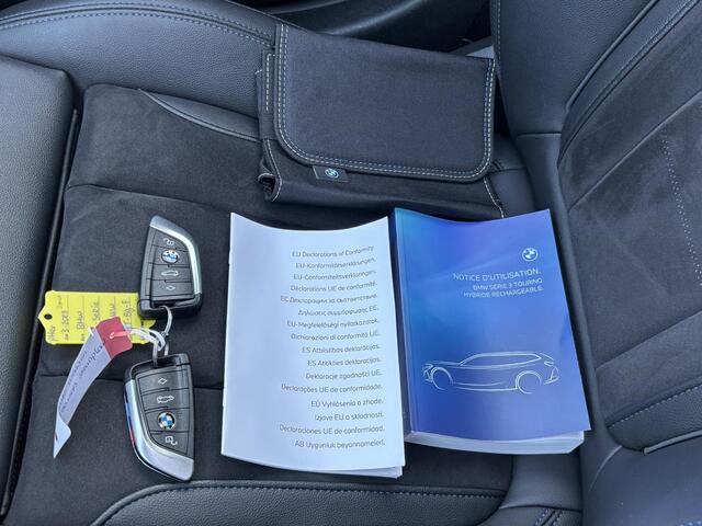 BMW 3-SERIE Touring 330e xDrive M Sport Plug-in PHEV Automaat / FACE LIFT / Shadow Line / Panorama dak / Wide Screen / 1500kg Trekgewicht / M-pakket / Parkeerassistent-pakket / 18" breedset LM wielen / Elektrische achterklep / Elektrische Stoelen / HUD / Apple Carp