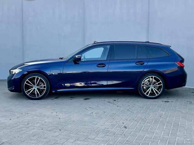 BMW 3-SERIE Touring 330e xDrive M Sport Plug-in PHEV Automaat / FACE LIFT / Shadow Line / Panorama dak / Wide Screen / 1500kg Trekgewicht / M-pakket / Parkeerassistent-pakket / 18" breedset LM wielen / Elektrische achterklep / Elektrische Stoelen / HUD / Apple Carp