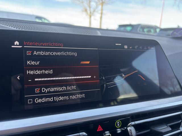BMW 3-SERIE Touring 318i Business Edition | M Pakket | Sfeerverlichting | Apple Carplay | Parkeercamera