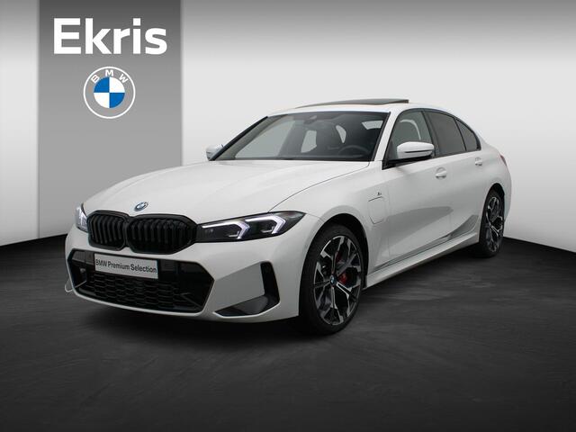 BMW 3-SERIE Sedan 330e M Sportpakket Pro | Stuurwielrand Verwarmd | Trekhaak | Geluidswerende Ramen | Schuifdak | Verwarmde Voorstoelen | Parking Assistant | Harman Kardon | 19'' | Ekris Selection
