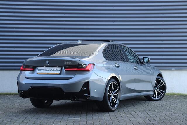 BMW 3-SERIE Sedan 320i | M Sportpakket Pro | Panodak | Harman Kardon | Driving Assistant | Comfort Acces | 19'' LMV | Ekris Selection