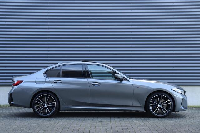 BMW 3-SERIE Sedan 320i | M Sportpakket Pro | Panodak | Harman Kardon | Driving Assistant | Comfort Acces | 19'' LMV | Ekris Selection