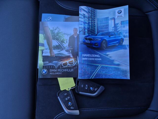 BMW 3-SERIE 320i Business Edition M Sport Automaat / Dealer onderhouden / Stoelverwarming / Trekgewicht 1600 kg / Apple Carplay Android Auto / Cruise control / Keyless Entry/Start / Climate control / Parkeersensoren voor en achter /