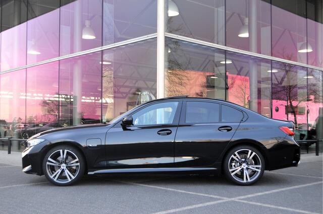 BMW 3-SERIE 320e M Sport Automaat / Trekhaak / Schuif-kanteldak / Sportstoelen / M Adaptief onderstel / Achteruitrijcamera / Adaptieve LED