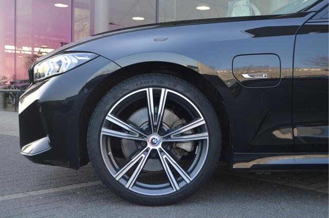 BMW 3-SERIE 320e M Sport Automaat / Trekhaak / Schuif-kanteldak / Sportstoelen / M Adaptief onderstel / Achteruitrijcamera / Adaptieve LED