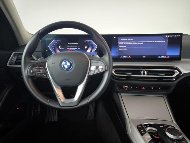 BMW 3-SERIE 320e | Leder | Camera | Parkpilot V+A | Navigatie | LMV | Dealeronderhoud | Hybrid Automaat |