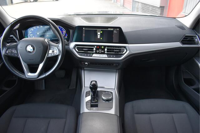 BMW 3-SERIE Touring 318i Business Edition Virtual cockpit, Carplay, Cruise, 19" M-sport velgen, Elek. achterklep, NAP