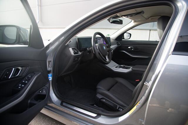 BMW 3-SERIE Touring 330e xDrive | Facelift | Driving Assistant | ACC | Elek. Trekhaak | Sportstoelen