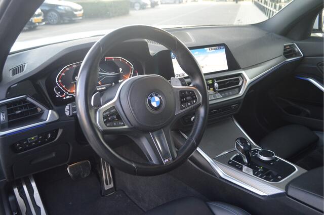 BMW 3-SERIE Touring 320i Executive Edition M Sport Automaat / Sportstoelen / Cruise Control / M Sportonderstel / Getint glas achter