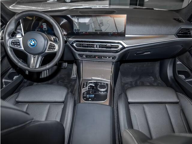 BMW 3-SERIE Touring 330e M-SPORT (LCi) ** LED, NAVI+, LEDER, PANORAMA, TREKH, HuD, ACC, 19-inch LMV ** 1e EIG - Ex BMW-AG ** * INFORMEER OOK NAAR ONZE AANTREKKELIJKE FINANCIAL-LEASE TARIEVEN **