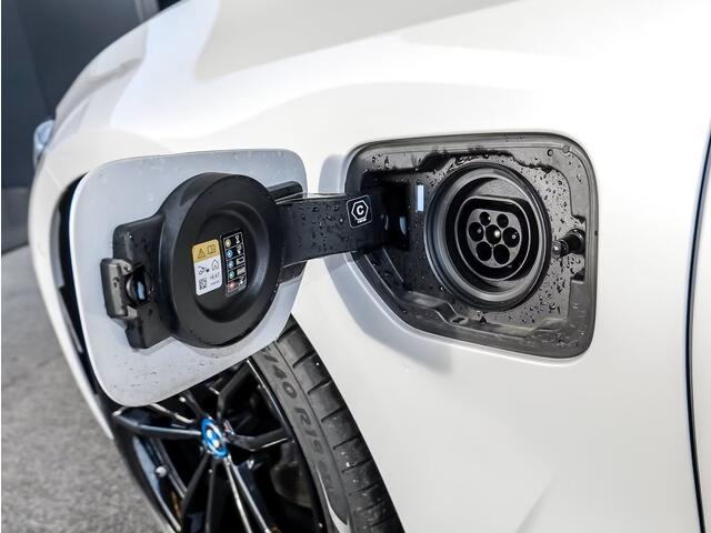 BMW 3-SERIE Touring 330e M-SPORT (LCi) ** LED, NAVI+, LEDER, PANORAMA, TREKH, HuD, ACC, 19-inch LMV ** 1e EIG - Ex BMW-AG ** * INFORMEER OOK NAAR ONZE AANTREKKELIJKE FINANCIAL-LEASE TARIEVEN **