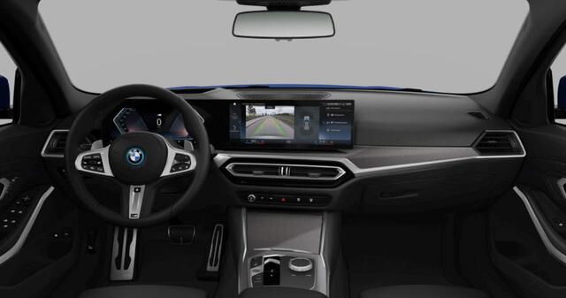 BMW 3-SERIE Touring 330e M Sport - Trekhaak - Panoramadak - Active Cruise Control - Getinte/Geluiddempende ruiten - Comfort Access - Parking/Driving Assistant - Stuurwielrand verwarmd - Elektrisch verstelbare voorstoelen -