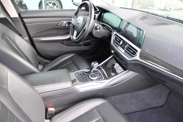 BMW 3-SERIE 320i High Executive Automaat / Schuif-kanteldak / Comfort Access / Head-Up / Cruise Control / Parking Assistant Plus