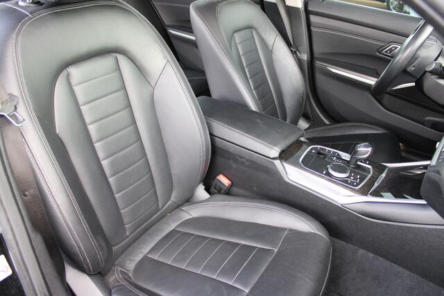 BMW 3-SERIE 320i High Executive Automaat / Schuif-kanteldak / Comfort Access / Head-Up / Cruise Control / Parking Assistant Plus