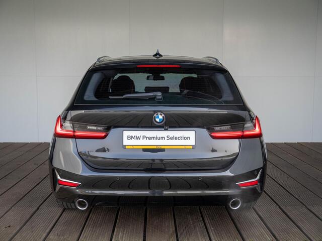 BMW 3-SERIE Touring 320i | Luxury Line | Achteruitrijcamera | Panoramadak | Stoelverwarming | LED