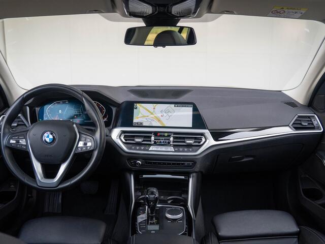 BMW 3-SERIE Touring 320i | Luxury Line | Achteruitrijcamera | Panoramadak | Stoelverwarming | LED