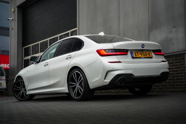 BMW 3-SERIE 330i 259 pk High Executive Edition M-Sportpakket / NL-Auto/ Schuif-Dak/ Leder/ Sport-Stoelen/ Stoel.Verw/ Head-Up/ Led-Koplamp/ 19'' LMV