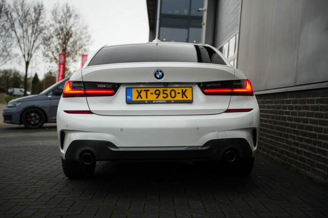 BMW 3-SERIE 330i 259 pk High Executive Edition M-Sportpakket / NL-Auto/ Schuif-Dak/ Leder/ Sport-Stoelen/ Stoel.Verw/ Head-Up/ Led-Koplamp/ 19'' LMV