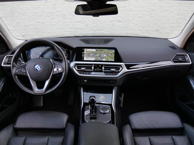 BMW 3-SERIE TOURING 320e LEER/ CAMERA/ ELEKT. KLEP/ SFEERVERLICHTING/ 18" BREEDSET MET 4 NIEUWE ALL-SEASON BANDEN