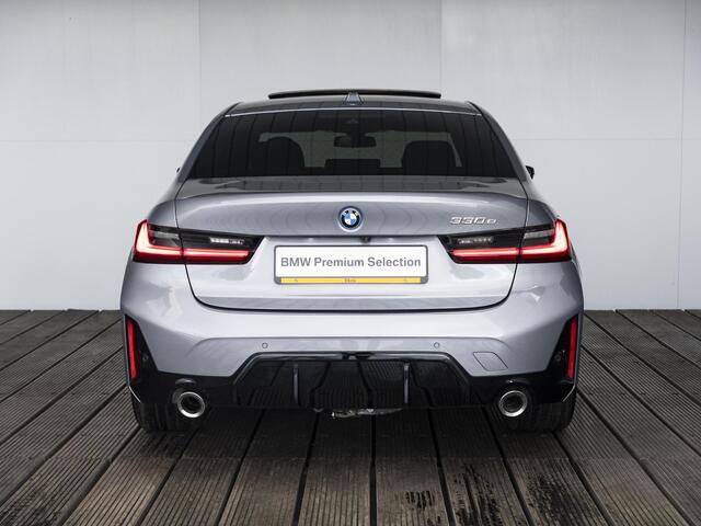 BMW 3-SERIE Sedan 330e | M Sportpakket | Achteruitrijcamera | Schuif-/kanteldak | Sportstoelen | Parking Assistant