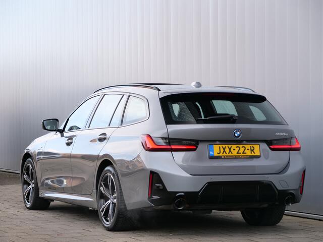 BMW 3-SERIE Touring 330e 292 Pk Automaat M Sportpakket Pro Schuifdak / Apple Carplay / Head-Up / Keyless