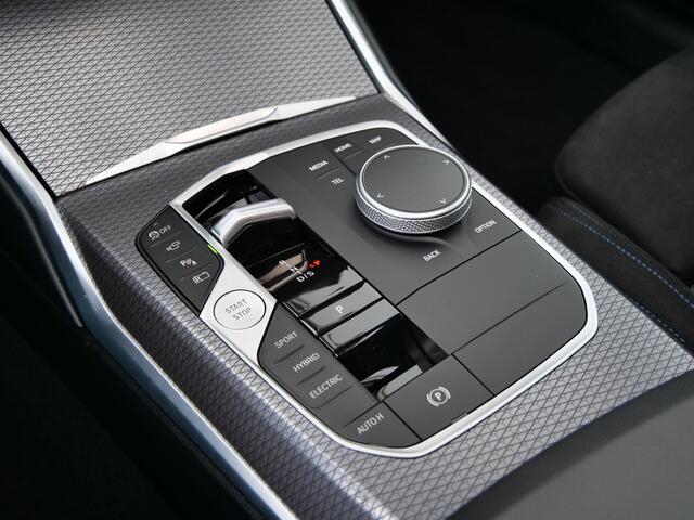 BMW 3-SERIE Touring 330e 292 Pk Automaat M Sportpakket Pro Schuifdak / Apple Carplay / Head-Up / Keyless