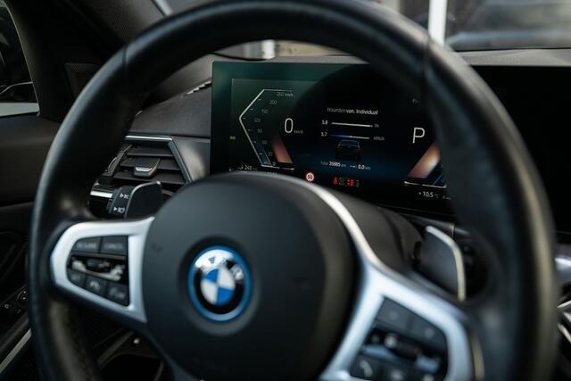 BMW 3-SERIE 330 330e M Sport | Shadow | Widescreen | HIFI | Camera | Adpt. Led | ACC | 18 Inch |