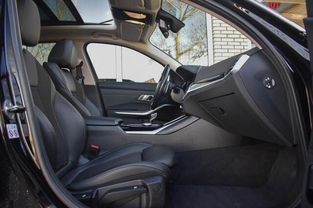 BMW 3-SERIE Touring 320e Panoramadak ACC Trekhaak Stuur/Stoelverwarmin