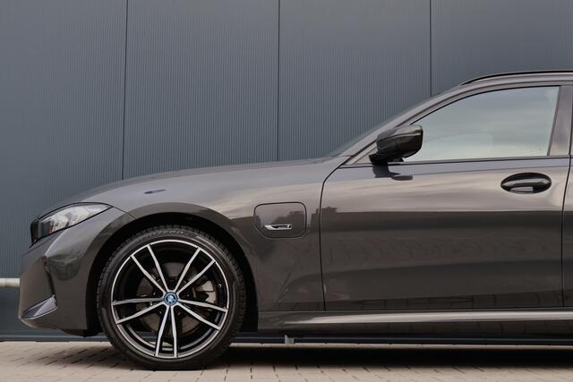 BMW 3-SERIE Touring 320e | M Sport LCI | Dravitgrau | Leer / Alcantara | Trekhaak afn. | 19 Inch | Stoelverwarming | M-Pakket