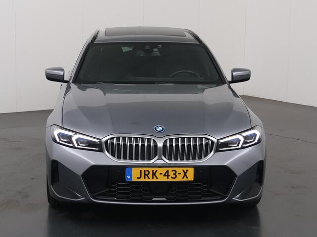 BMW 3-SERIE Touring 330e | M-Pakket | BMW LED | Panormadak | Curved Display | HUD | M-Sportstoelen | Ele.verstelbare stoelen + geheugen | Camera | DAB | Adaptieve Cruise Control | Ele. kofferdeksel |