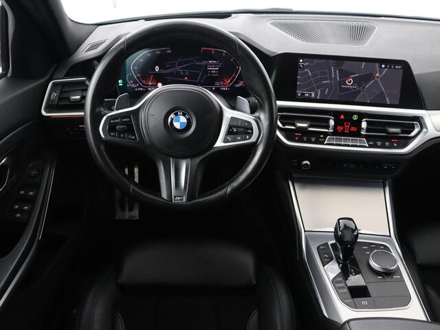BMW 3-SERIE 320i M Sport | Head-Up | Stoelverwarming | Leder/Alcantara | Carplay | Live Cockpit | Keyless | Sportstoelen | Climate control