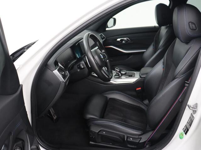 BMW 3-SERIE 320i M Sport | Head-Up | Stoelverwarming | Leder/Alcantara | Carplay | Live Cockpit | Keyless | Sportstoelen | Climate control