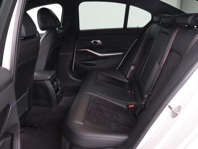 BMW 3-SERIE 320i M Sport | Head-Up | Stoelverwarming | Leder/Alcantara | Carplay | Live Cockpit | Keyless | Sportstoelen | Climate control