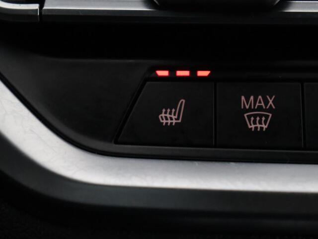 BMW 3-SERIE 320i M Sport | Head-Up | Stoelverwarming | Leder/Alcantara | Carplay | Live Cockpit | Keyless | Sportstoelen | Climate control