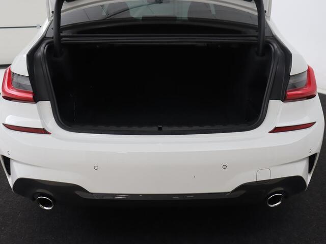 BMW 3-SERIE 320i M Sport | Head-Up | Stoelverwarming | Leder/Alcantara | Carplay | Live Cockpit | Keyless | Sportstoelen | Climate control