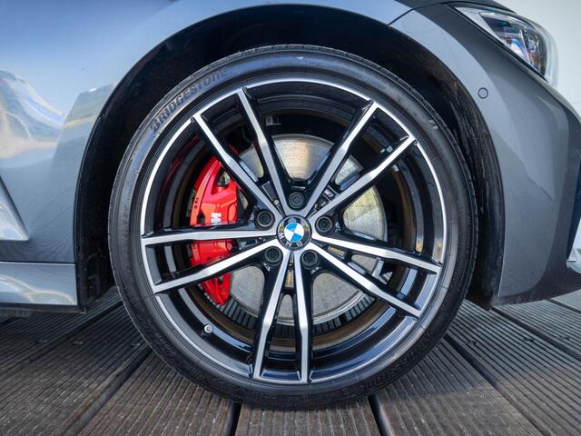 BMW 3-SERIE Touring 330e | M Sport | Innovationspakket | Harman Kardon | Comfort Access | Panoramadak | Stoelverwarming | Laserlight | Head-Up Display