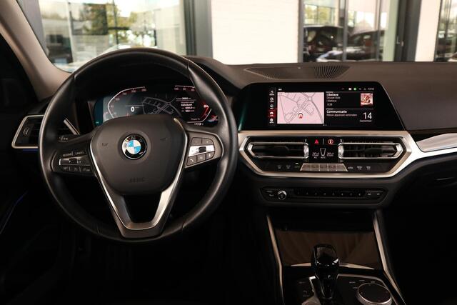 BMW 3-SERIE Sedan 318i Sport Line HiFi System / Sportstoelen / Adaptieve Led Koplampen / Shadow Line
