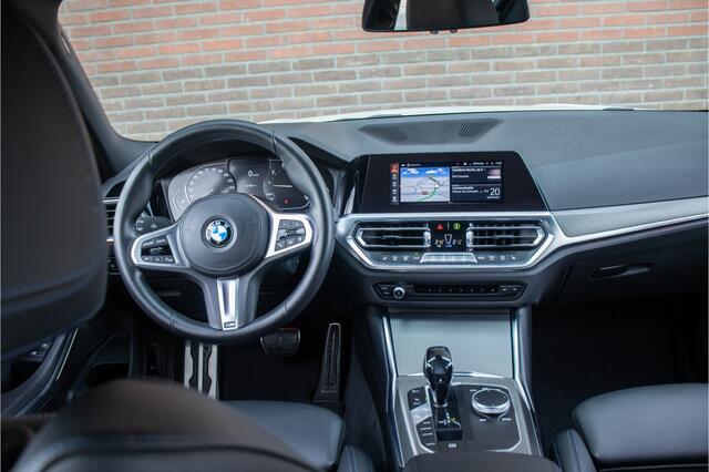 BMW 3-SERIE 318i M Sport, Stoelverwarming, Carplay, Alcantara, Sfeerverlichting, DAB+, PDC, Navigatie, Sportstoelen.