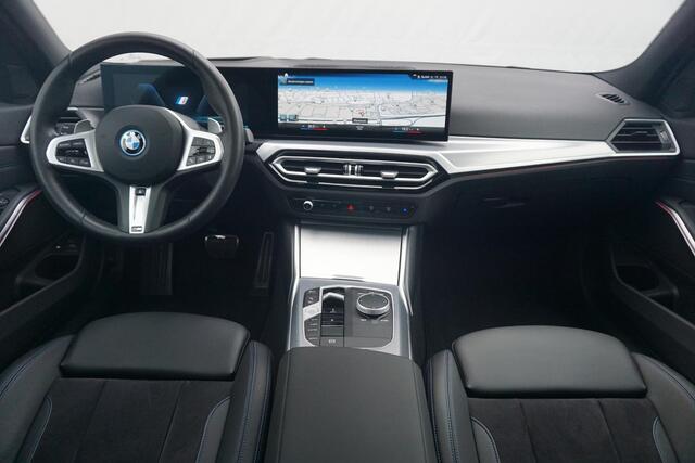 BMW 3-SERIE Sedan 320e M Sportpakket 19'' / Schuif-/kanteldak / Stuurwiel verwarming / Carbon M Performance pakket / Ekris Selection