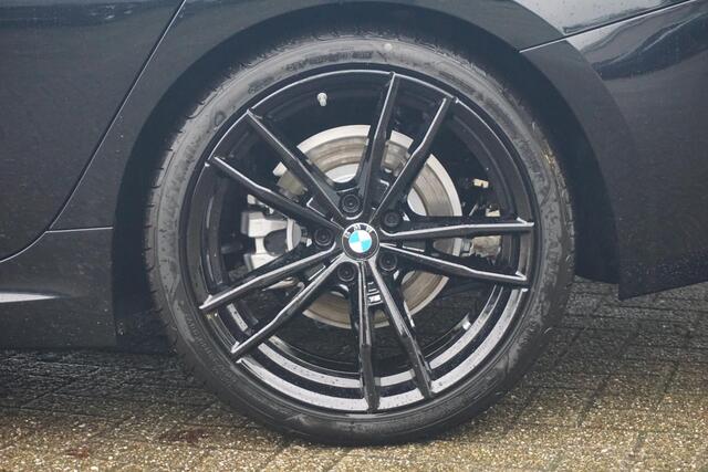 BMW 3-SERIE Sedan 318i M Sport / Panorama Dak / Stoel- en Stuurverwarming | Ekris Selection