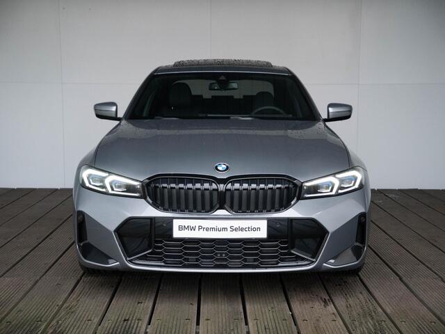 BMW 3-SERIE Sedan 320i Sedan M Sportpakket / Adaptive LED / Stoelverwarming / Glazen panoramadak | Ekris Selection