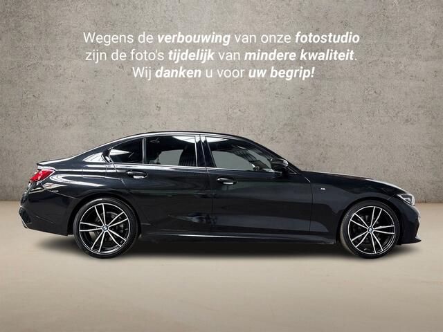 BMW 3-SERIE 320i M Sport 184Pk Automaat (APPLE CARPLAY, M PAKKET, LEDER/ALCANTARA, STOELVERWARMING, SPORTSTOELEN, GETINT GLAS, SFEERVERLICHTING, FLIPPERS, NIEUWE APK, NIEUWSTAAT)