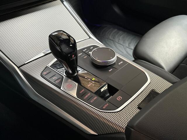 BMW 3-SERIE 320i M Sport 184Pk Automaat (APPLE CARPLAY, M PAKKET, LEDER/ALCANTARA, STOELVERWARMING, SPORTSTOELEN, GETINT GLAS, SFEERVERLICHTING, FLIPPERS, NIEUWE APK, NIEUWSTAAT)